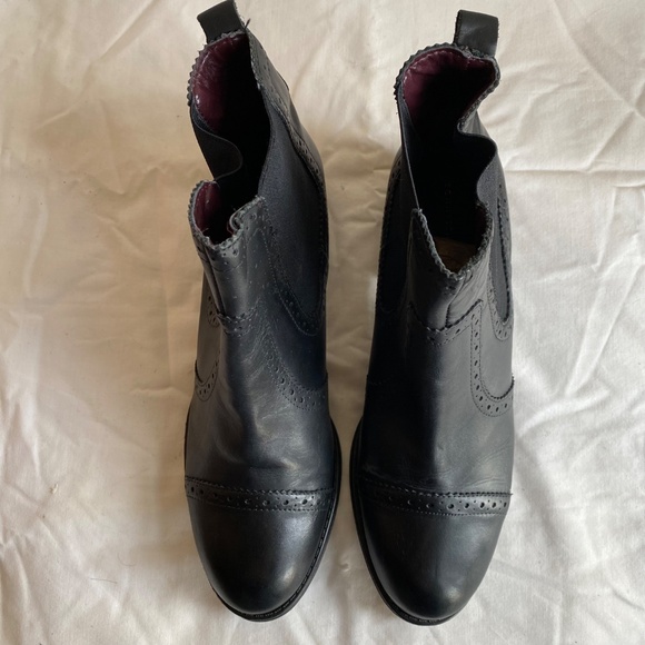 Like new Tommy Hilfiger black cap toe Chelsea booties with brogue details Sz 9 - Picture 4 of 8